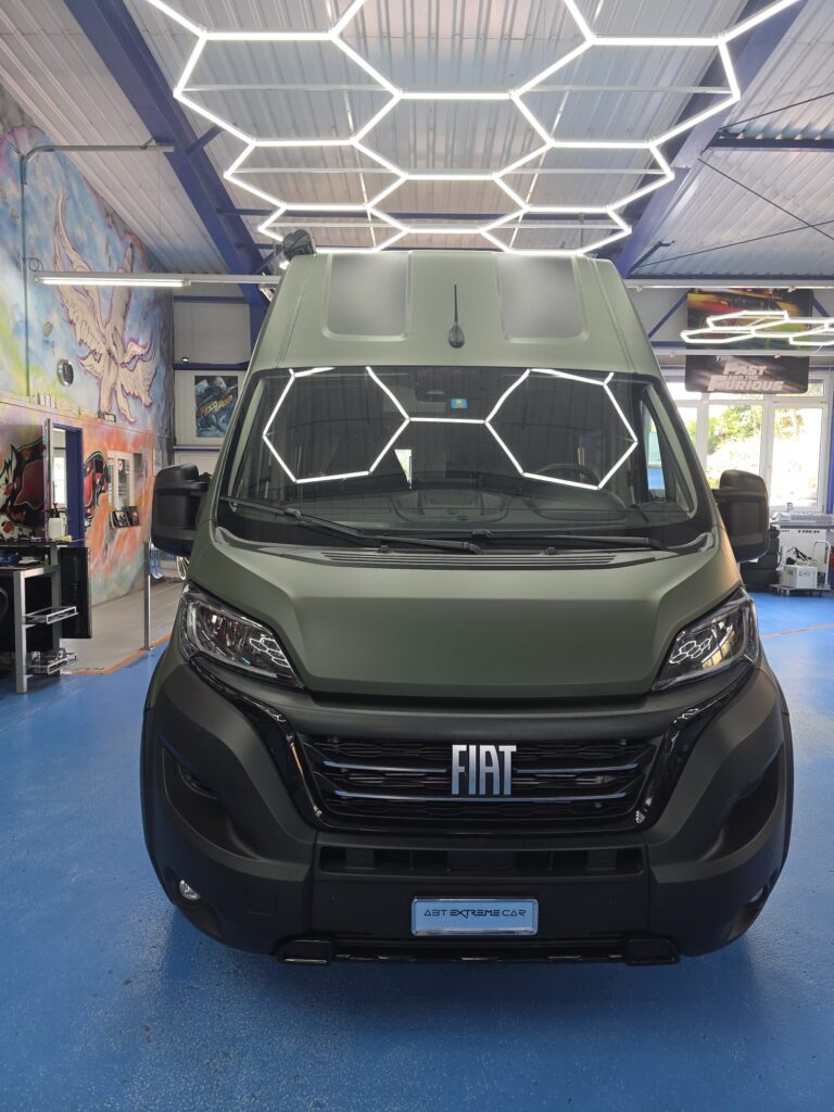 Fiat Wohnmobil nach Vollfolierung in mattem Olivgrün – Frontansicht