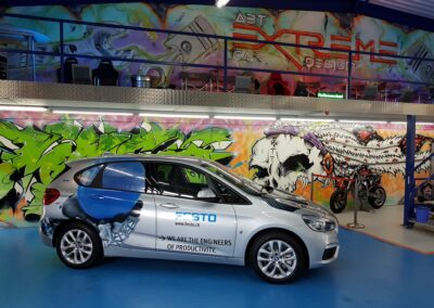 Silbernes Fahrzeug mit blauer Firmenbeschriftung