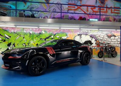 Schwarzer Sportwagen in der Werkstatt von Abt Car Design