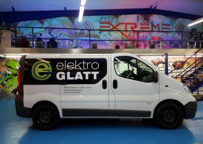 Weisser Transporter mit Elektro Glatt Fahrzeugbeschriftung
