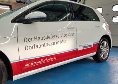 Weisser Kombi mit Firmenbeschriftung für Hauslieferservice