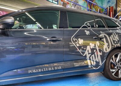 Dunkler Kombi mit individueller Poker Club Fahrzeugbeschriftung