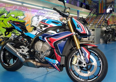 Motorrad mit individueller mehrfarbiger Folierung