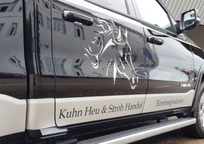 Transporter mit silberner Firmenbeschriftung für Kuhn Heu und Stroh