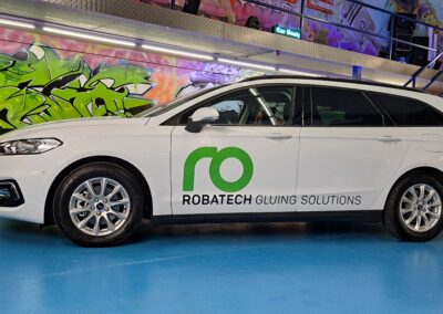 Weisser Kombi mit grüner Robatech Firmenbeschriftung
