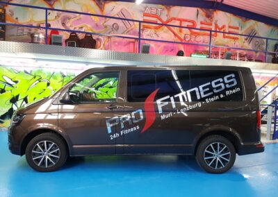 Dunkler Transporter mit Fitness Firmenbeschriftung