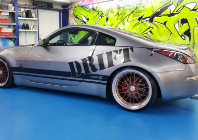 Silbernes Fahrzeug mit grosser Drift Seitenbeschriftung