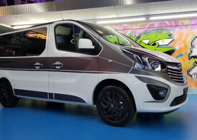 Transporter mit dezenter zweifarbiger Teilfolierung