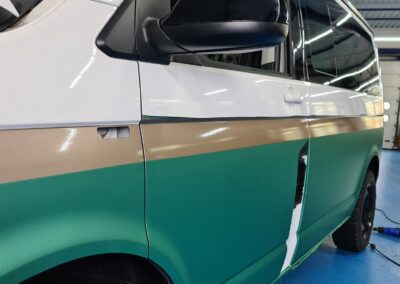 Fahrzeug mit zweifarbiger grün-beiger Teilfolierung