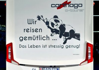 Wohnmobil mit individueller Heckbeschriftung