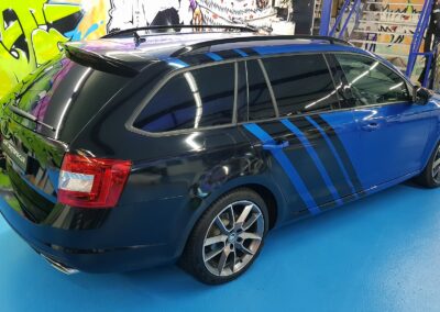 Dunkler Kombi mit blauen Racing-Streifen