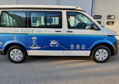 Blau-weisse Fahrzeugbeschriftung auf VW Bus