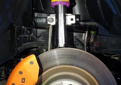 Sportfahrwerk und Bremsanlage mit orangefarbenem Bremssattel