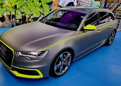 Audi mit matter Folierung und neongelben Akzenten