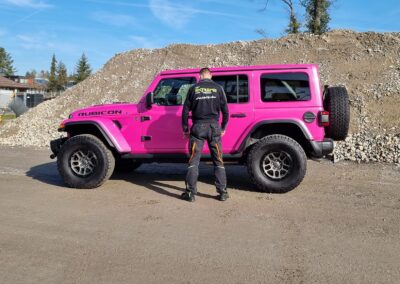 Pinker Jeep Wrangler mit individueller Fahrzeugfolierung