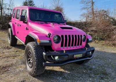 Pinker Jeep Wrangler mit individueller Fahrzeugfolierung