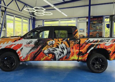 Pickup mit grossflächiger Tiger-Fahrzeugfolierung