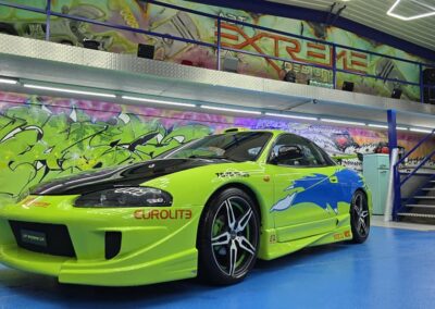Grüner Sportwagen mit blauer individueller Fahrzeugfolierung