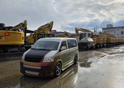 VW Bus mit matter zweifarbiger Fahrzeugfolierung