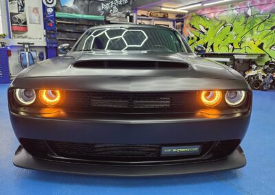 Dodge Challenger mit eingeschalteten orangefarbenen Frontleuchten