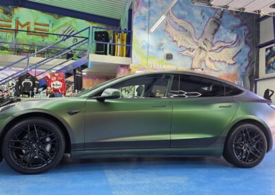 Tesla mit matter grüner Fahrzeugfolierung