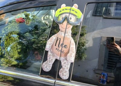 Individuelle Fensterbeschriftung mit gezeichneter Figur