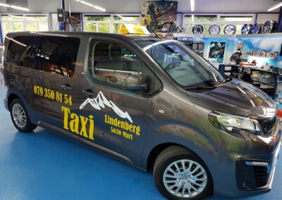 Taxi mit goldener Fahrzeugbeschriftung
