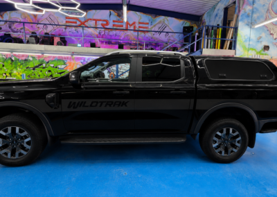 Schwarzer Ford Ranger Wildtrak mit dezenter schwarzer Beschriftung