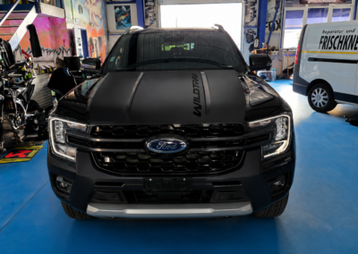 Schwarzer Ford Ranger Wildtrak mit dezenter schwarzer Beschriftung