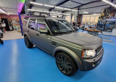 Land Rover mit matter olivgrüner Fahrzeugfolierung