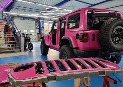 Pinker Geländewagen mit individueller Fahrzeugfolierung