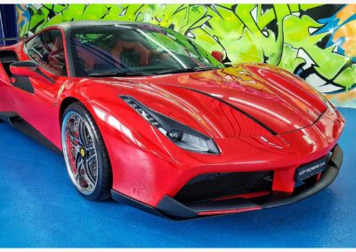 Roter Ferrari mit individueller Fahrzeugveredelung