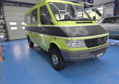 Mercedes Transporter mit grün-schwarzer Teilfolierung