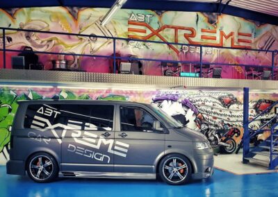 VW Bus mit Abt Extreme Car Design Fahrzeugfolierung
