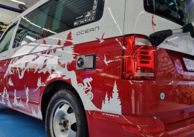 Rot-weisser VW Bus mit individueller Fahrzeugfolierung