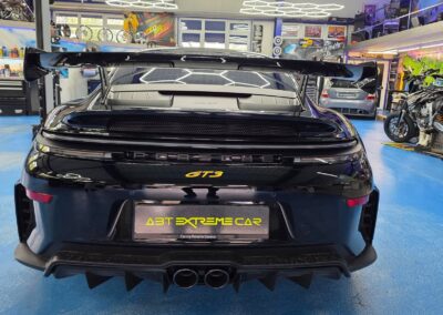 Schwarzer Porsche GT3 Heckansicht bei Abt Car Design