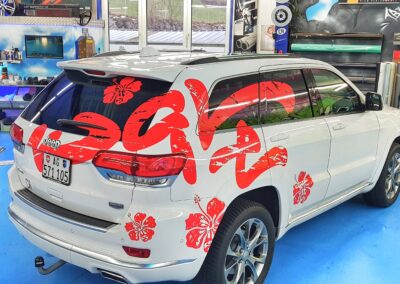Weisser Kombi mit grossflächiger rot-schwarzer Fahrzeugfolierung