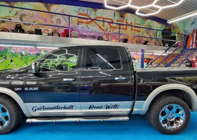 Schwarzer Pickup mit dezenter Firmenbeschriftung