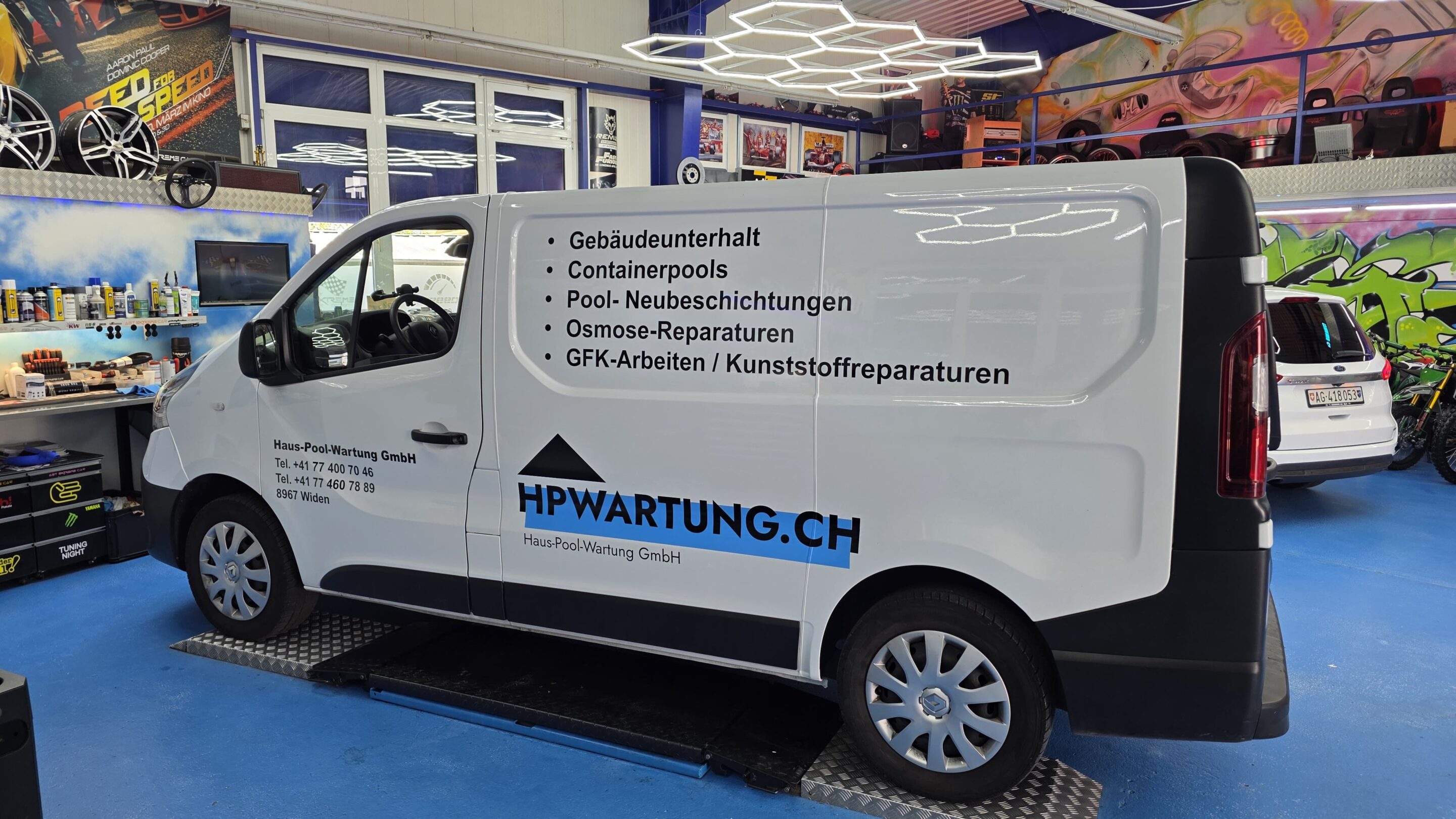 Fertig beschrifteter Firmenwagen der Haus-Pool-Wartung GmbH bei Abt Car Design