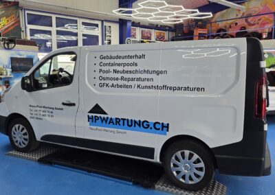 Weisser Transporter mit HP Wartung Firmenbeschriftung