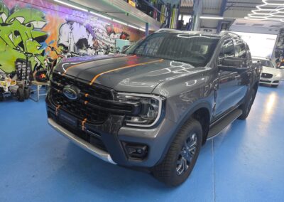 Ford Ranger Wildtrak mit mattschwarzen Streifen und orangefarbenen Akzenten