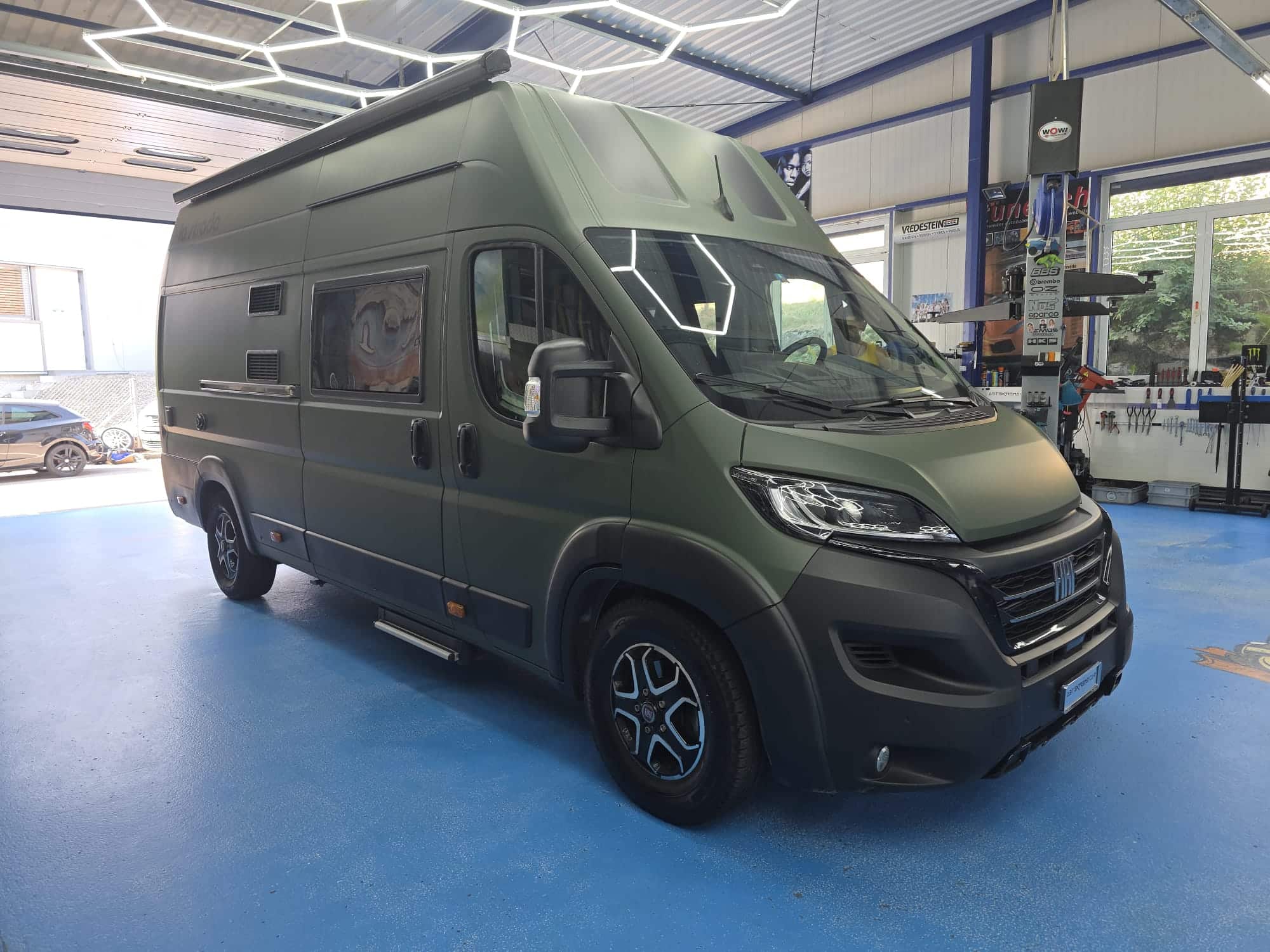 Vollfolierung eines Fiat Wohnmobils von Silber auf mattes Olivgrün Vollfolierung eines Fiat Wohnmobils von Silber auf mattes Olivgrün