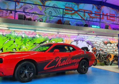 Roter Dodge Challenger mit schwarzer Seitenbeschriftung